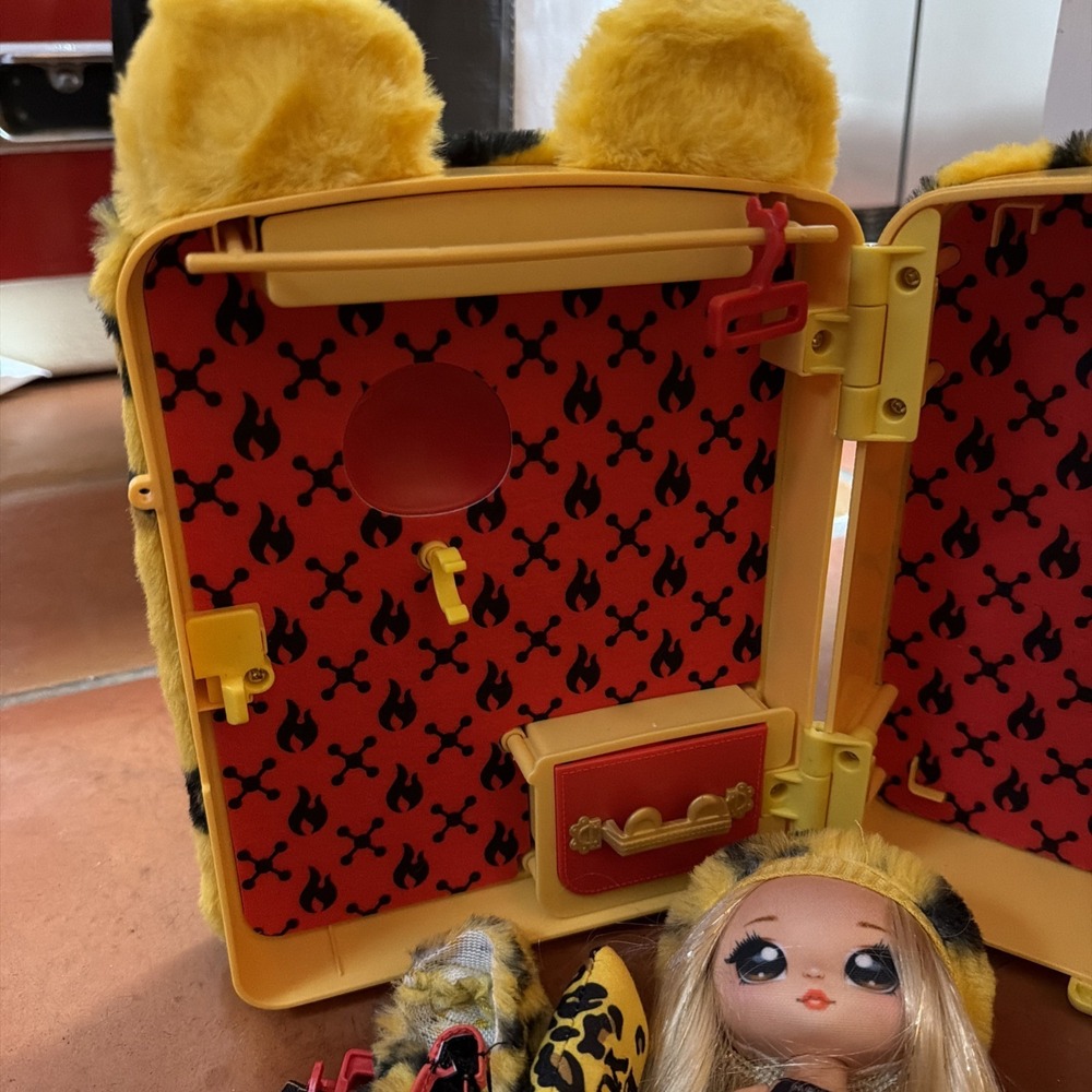 Na!Na!Na! Surprise Yellow HardCase Backpack Gold Leopard Print & Doll With Shoes - Picture 8 of 9